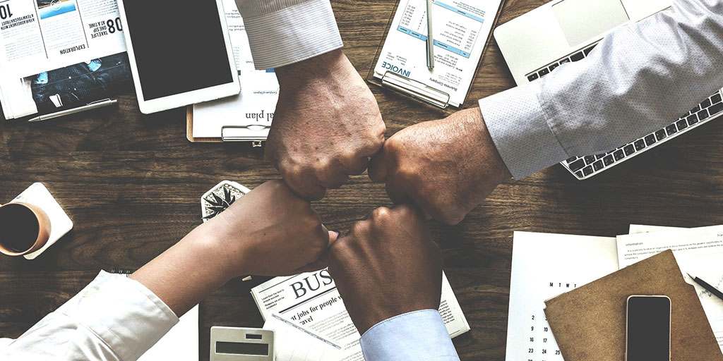 Das Bild zeigt 4 Fäuste mit Fistbump